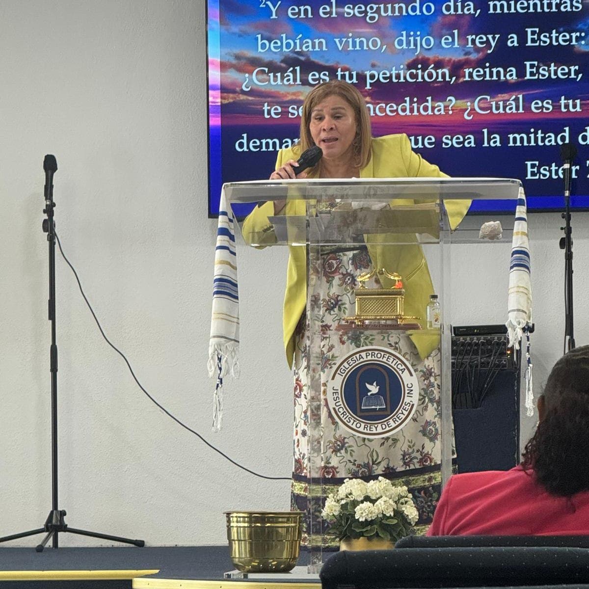 Pastora enseñando la Palabra con el versículo en pantalla