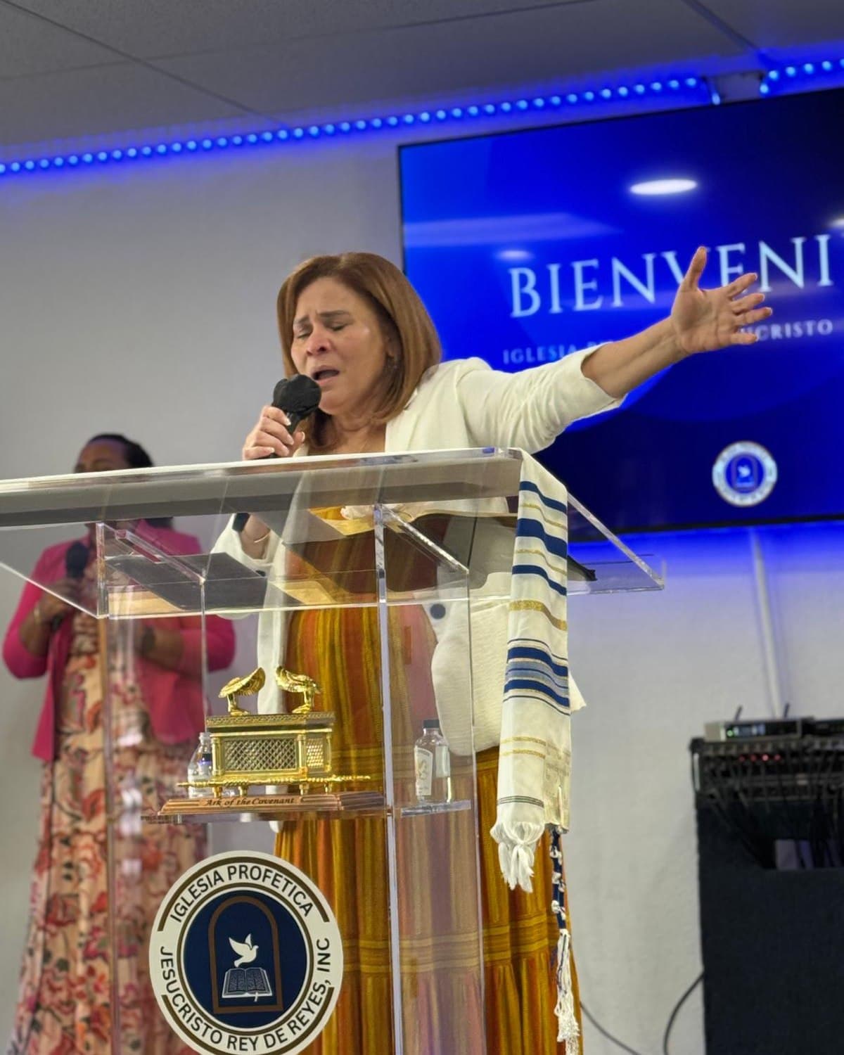 Pastora Carla Guerra ministrando desde el púlpito