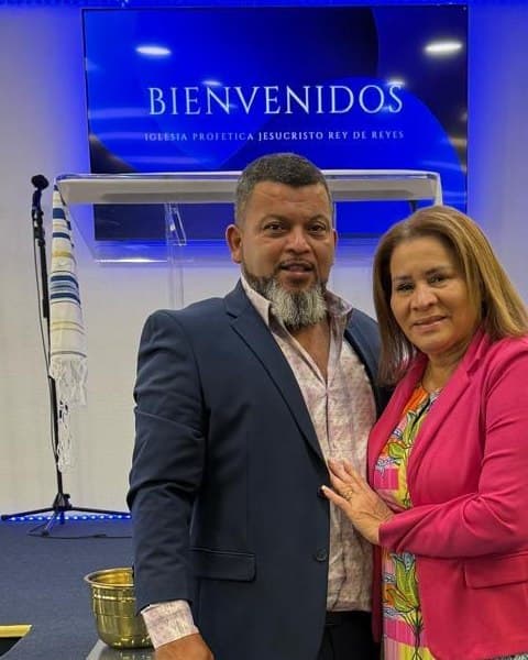 Pastor Elmer Reyes junto a la pastora Carla en el santuario