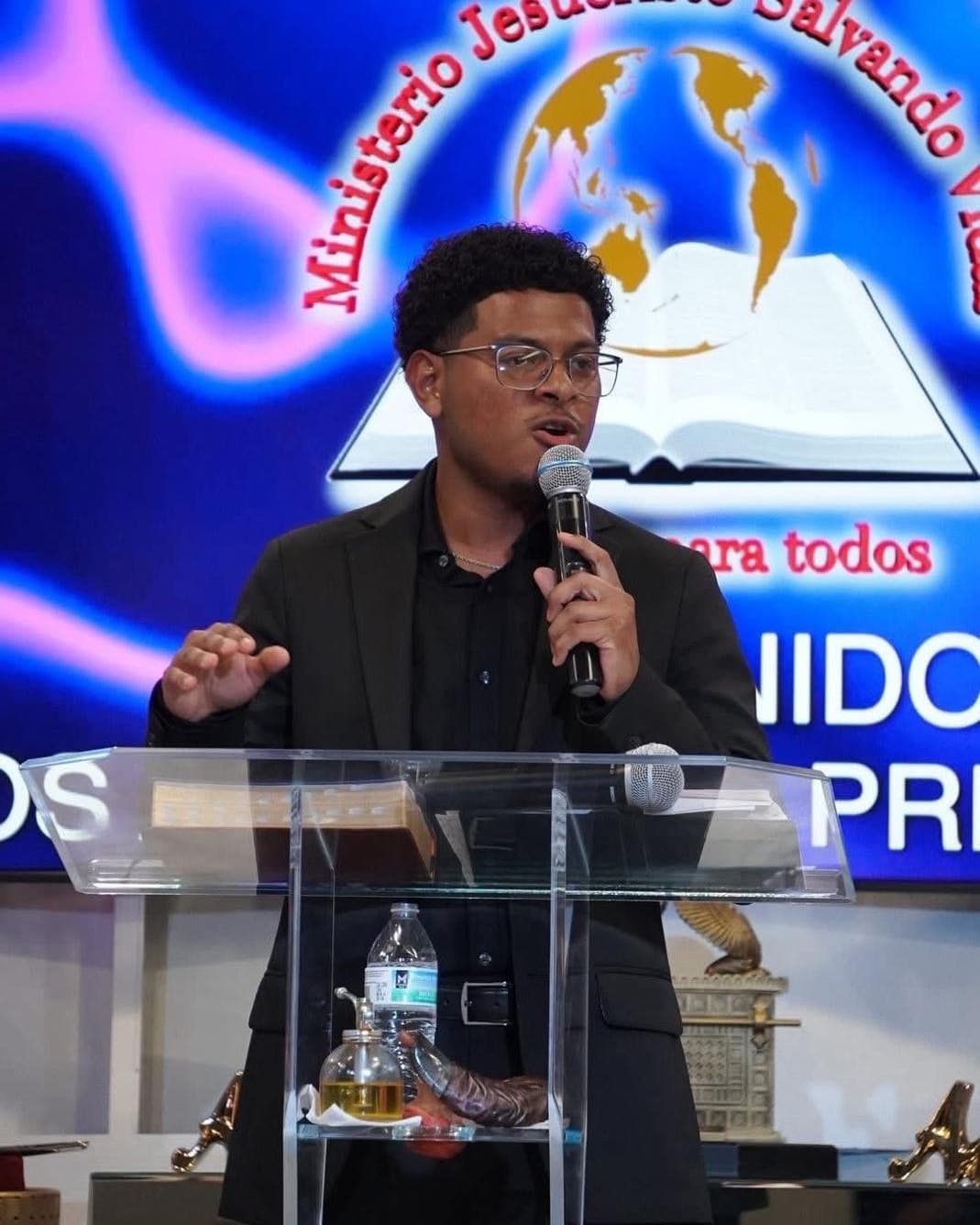 Pastor de jóvenes Oscar Moradel predicando