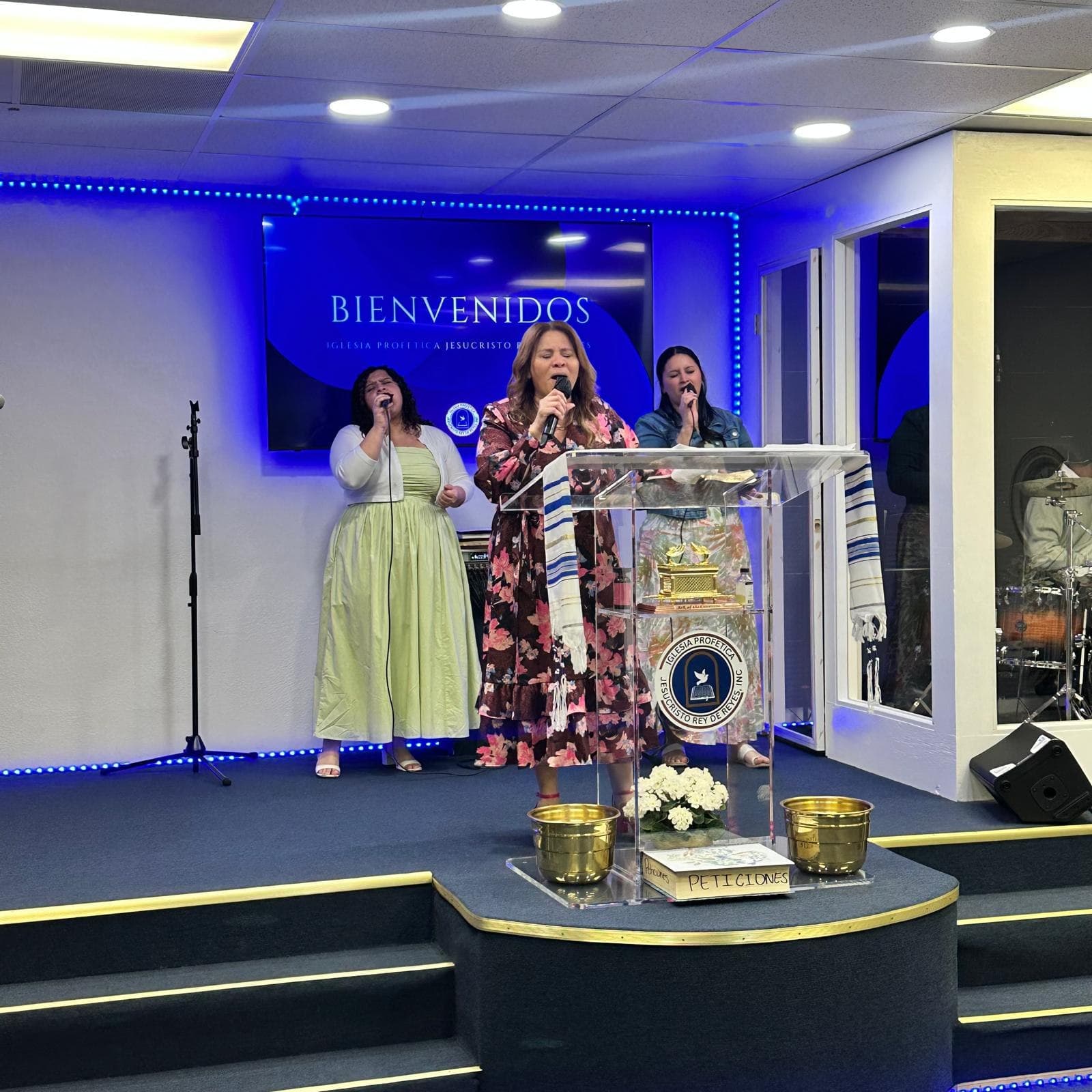 Grupo de alabanza cantando durante el servicio