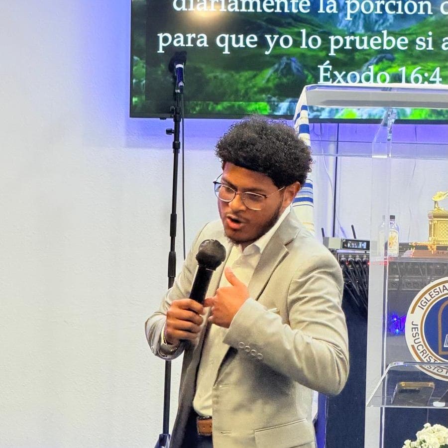 Joven de la iglesia predicando con la Biblia en el púlpito