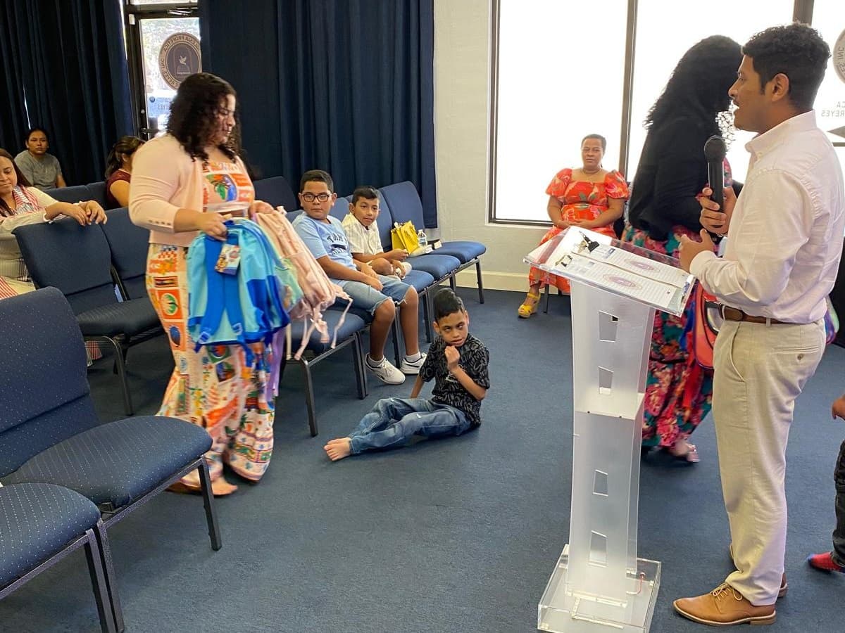 Entrega de mochilas escolares a las familias de la comunidad