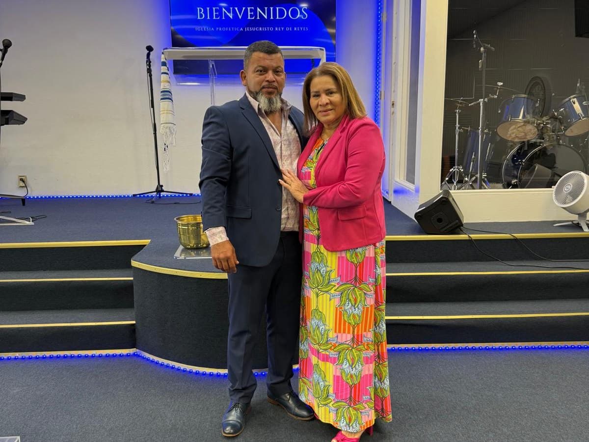 Pastores dando la bienvenida en el santuario de la iglesia